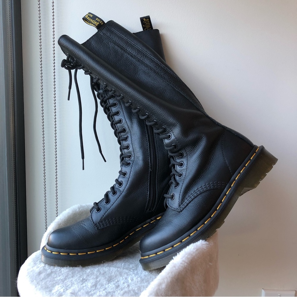 New Dr. Martens 1B60 Virginia leather knee high boots, 20 eye lace-up with zip